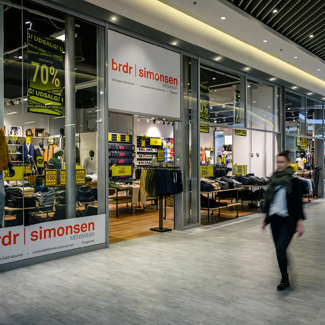 Shop herremode til outletpriser hos Brdr. Simonsen Menswear outlet i Taastrup. 